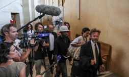 Le rappeur français Mohamed Sylla (C), alias MHD, arrive au palais de justice de Paris le 4 septembre 2023 avec ses avocats Antoine Vey (D) et Elise Arfi (2e D) pour le début de son procès aux assises