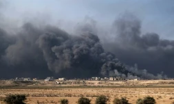 De la fumée s'échappe de puits pétroliers à Qayyarah, au sud de Mossoul où les forces irakiennes tentent de reprendre la ville aux combattants de l'EI, le 4 novembre 2016