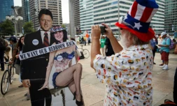 AprÚs l'ex-champion de football américain O. J. Simpson puis le défunt couturier Gianni Versace, c'est l'ancien président américain Bill Clinton qui a les honneurs de la saga "American Crime Story", avec une troisiÚme saison centrée sur sa liaison avec Monica Lewinsky qui faillit provoquer sa destitution