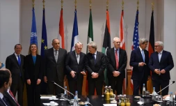 Le ministre français des Affaires étrangÚres Jean-Marc Ayrault (4e en partant de la G), participe à une réunion sur l'avenir de la Libye, avec, entre autres, ses homologues italien, égyptien, américain et italien, le 13 février 2016 à Munich