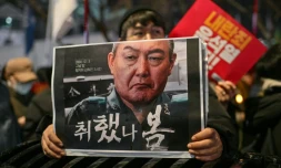 Un manifestant lors d'un rassemblement pour demander le départ du président Yoon Suk Yeol, à Gwanghwamun, à Séoul le 5 décembre 2024