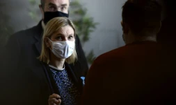 La ministre de l'Industrie Agnès Pannier-Runacher arrive pour une réunion sur l'évolution de l'usine Bridgestone à Béthune, le 12 novembre 2020