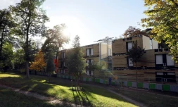 Nouveau centre d'accueil pour SDF installé en bordure du Bois de Boulogne dans le 16e arrondissement de Paris, le 17 octobre 2016