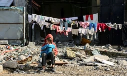 Des enfants palestiniens dans le quartier Shujaiya de la ville de Gaza, le 4 janvier 2025