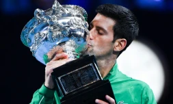 Le Serbe Novak Djokovic, vainqueur de l'Autrichien Dominic Thiem (6-4, 4-6, 2-6, 6-3, 6-4) en finale de l'Open d'Australie, le 3 février 2020 à Melbourne