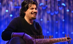 Homayoun Sakhi joue du rubab au Barbican avant le concert "Songs of Hope" pour l'Afghanistan, à Londres le 22 janvier 2022