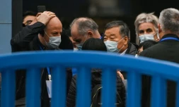 Des membres de l'Ă©quipe de l'Organisation mondiale de la santĂ© (OMS), qui enquĂȘte sur les origines du coronavirus Covid-19, visitent le 31 janvier 2021 le marchĂ© de gros de Huanan Seafood, fermĂ© Ă Wuhan, dans la province centrale du Hubei en Chine.