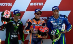 L'Espagnol Marc Marquez (c) pose sur le podium après avoir remporté la pole pour le GP de Valence, catégorie MotoGP, le 11 novembre à Cheste près de Valence