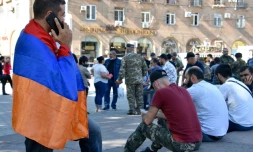 Des Arméniens, volontaires pour partir au front, rassemblés à Erevan, le 27 septembre 2020