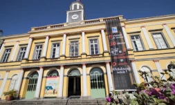Vendredi 26 Août 2011

 Une grande banderole noire décernant un zéro pointé au recteur a été déroulée sur la façade de l'ancien hôtel de ville dionysien