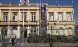 Vendredi 26 Août 2011

 Une grande banderole noire décernant un zéro pointé au recteur a été déroulée sur la façade de l'ancien hôtel de ville dionysien