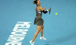 La Chinoise Zheng Qinwen face à la Roumaine Anca Todoni au premier tour de l'Open d'Australie le 12 janvier 2025 à Melbourne.