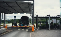 Un car de touristes russes au poste frontière de Nuijamaa, le 28 juillet 2022 en Finlande