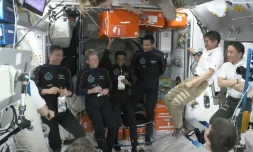 Image tirée d'une diffusion de NASA+, le 26 juin 2025, montrant l'équipage de la mission Axiom 4 à l'intérieur du module Harmony de la Station spatiale internationale (ISS) peu après l'amarrage du vaisseau spatial SpaceX Dragon Crew