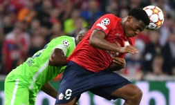 Le Lillois Jonathan David au contact avec le milieu de Wolfsburg Josuha Guilavogui, le 14 septembre 2021 en Ligue des champions au stade Pierre-Mauroy de Lille