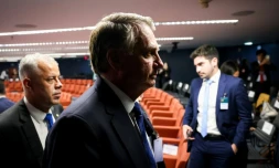 Photo diffusée par la Cour suprême du Brésil de l'ex-président Jair Bolsonaro (centre) lors d'une session à la Cour suprême, qui va décider de l'ouverture ou ou non d'un procès à son encontre, le 25 mars 2025 à Brasilia