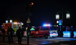 Des policiers et des équipes de secours sur les lieux d'une agression au couteau, le 9 avril 2024 à Bordeaux, en Gironde