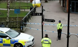 La police britannique monte la garde devant le lieu oĂč l'ex-espion russe SergueĂŻ Skripal et sa fille Ioulia ont Ă©tĂ© dĂ©couverts empoisonnĂ©s Ă Salisbury, en Angleterre, en mars 2018