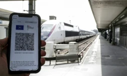 Un passager montre son pass sanitaire sur son téléphone à la gare de Lyon à Paris le 9 août 2021