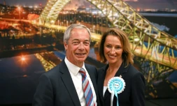 Nigel Farage (G), leader du parti Reform UK, et Sarah Pochin, le 2 mai 2025 à Widnes