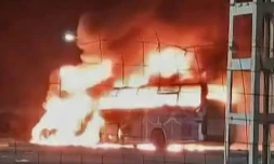 Un autocar en feu aprÚs avoir heurté un utilitaire tuant plus de 30 personnes prÚs de Tamanrasset dans le sud de l'Algérie 19 juillet 2023