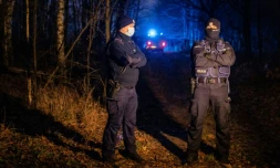 Des policiers montent la garde dans la forêt près de Hajnowka, le 11 novembre 2021. 