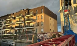 Photo diffusée le 20 octobre 2025 par le Syndicat Alliance Police Nationale montrant une grue effondrée lors de vents violents à Ermont, dans le Val-d'Oise