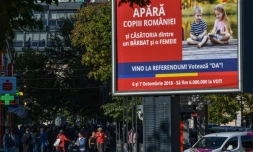 Une affiche appelant à "défendre les enfants de Roumanie" et à voter "oui" au référendum sur l'interdiction du mariage gay, le 2 octobre 2018 dans une rue de Bucarest
