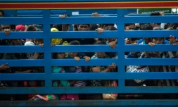 Des migrants birmans en Thaïlande arrivent en camion à Myawaddy le 7 juillet 2017