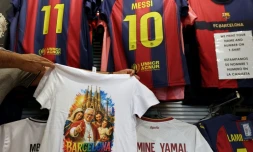Un t-shirt orné d'une image du pape Léon XIV dans une boutique de souvenirs située à côté de la cathédrale de la Sagrada Familia, à la veille de sa visite à Barcelone le 7 juin 2026
