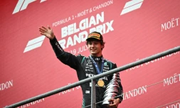 L'Italien Kimi Antonelli salue la foule avec son trophée du Grand Prix de Belgique de Formule 1, sur le podium du circuit de Spa-Francorchamps, le 19 juillet 2026