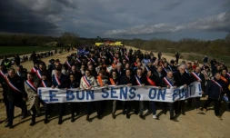 Des manifestants mobilisés à Castres dans le Tarn, le 8 mars 2025, pour la poursuite du chantier de l'A69 suspendu par la justice