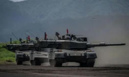 Des chars de combat des Forces terrestres d'autodéfense japonaises lors d'un exercice de tir réel dans la zone de manœuvre d'East Fuji, à Gotemba, le 27 mai 2023 au Japon