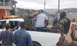 Des habitants applaudissent des membres des forces de sécurité dans le quartier Plein Ciel, à Libreville, le 30 août 2023 au Gabon