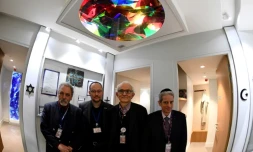 L'imam Hazem El Shafei, le pasteur Pierre de Mareuil, le diacre Yves de Brunhoff et le rabbin Moché Lewin devant l'espace de prière à l'aéroport Roissy de Paris, le 29 mars 2017