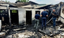 Des enquêteurs inspectent les décombres du dortoir scolaire ravagé par un incendie volontaire à Mahdia, au Guyana, le 22 mai 2023