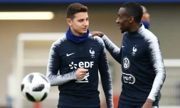 Florian Thauvin (g) plaisante avec Blaise Matuidi lors d'un entraĂźnement des Bleus Ă Clairefontaine, le 25 mars 2018