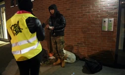 Une volontaire des Restos du Coeur apporte un repas à un sans-abri à Strasbourg, où la température est descendue à -7 degrés en soirée le 26 février 2018