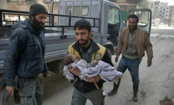 Des Syriens fuient la ville de Beit Sawa, dans la Ghouta orientale, après des bombardements du régime, le 4 mars 2018