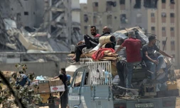 Des Palestiniens qui ont fui Rafah, dans le sud de la bande de Gaza, transportent leurs affaires Ă l'arriĂšre d'un camion alors qu'ils arrivent pour s'abriter Ă Khan Yunis, le 12 mai 2024