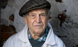 Le sculpteur Shelomo Selinger, rescapé de la Shoah, dans son atelier, à Paris, le 1er fevrier 2021