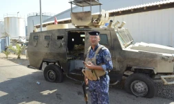Un membre des forces de sécurité irakiennes sur les lieux d'une attaque suicide contre une centrale électrique au nord de Bagdad, le 2 septembre 2017