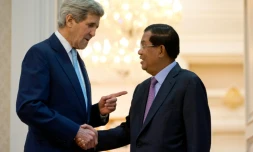 Le secrétaire d'Etat américain John Kerry (g) et le Premier ministre cambodgien Hun Sen à Phnom Penh, le 26 janvier 2016