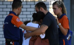 Des agents de la protection civile réconfortent des gens devant l'hôpital Pasteur à Nice, le 17 juillet 2016