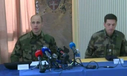 Le capitaine Thibault (D) et le colonel Emmanuel Devigne, s'expriment lors d'une conférence de presse à Barby, prÚs de Chambéry, le 22 décembre 2017