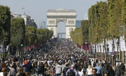 Des promeneurs et des cyclistes sur les Champs-Elysées pour la première "journée sans voiture" à Paris le 27 septembre 2015