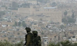 Des soldats israéliens sont postés sur une colline surplombant la ville d'Hébron, le 7 novembre 2015