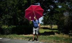 Un spectateur sous un parasol lors de la 18e étape du Tour de France, entre Trie-sur-Baïse et Pau, le 26 juillet 2018