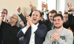 Des sympathisants de du parti chrétien-démocrate de la CDU réagissent après l'annonce des résultats d'un scrutin régional dans la Sarre donnant, selon des TV,  une nette victoire au parti conservateur de la chancelière allemande Angela Merkel, le 26 mars 2017 