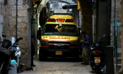 Une ambulance entre dans la Vieille ville de Jérusalem après qu'un Palestinien a poignardé un agent de sécurité israélien avant d'être abattu, le 18 mars 2018